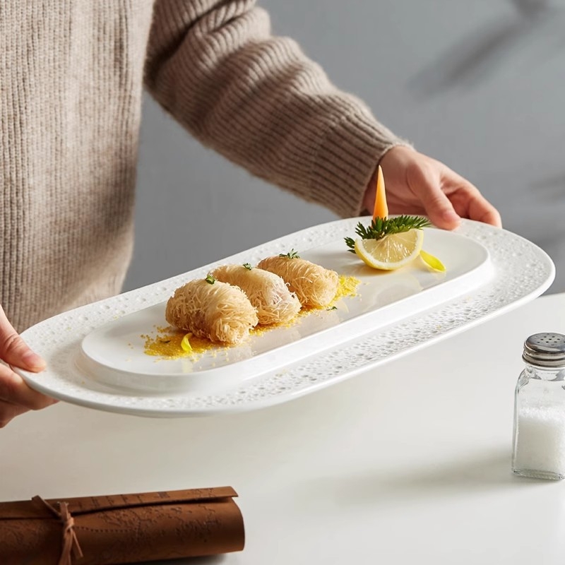 Porcelanski ovalni tanjur za hotelski servis, podglazurni završni sloj, mikrovalna sigurnost, s logom