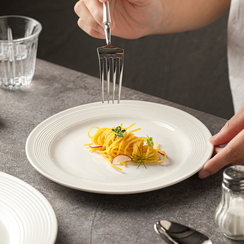 Keramički tanjur za večeru, okrugli, jedne boje, moderni minimalistički stil, pogodan za mikrovalnu pećnicu