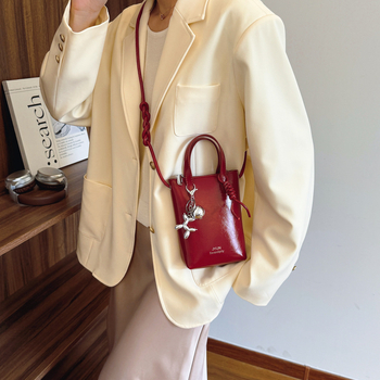 PU anyagú lágy bucket táska nőknek, cipzáras nyitás, rejtett cipzáras zseb, horizontális négyszögletes forma