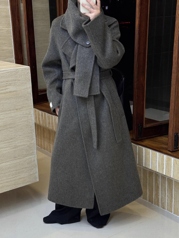 Γυναικείο παλτό από μαλλί με φουλάρι, μακρύ, άνετη γραμμή, χοντρό μαλλί, 70–80% μαλλί, γιακάς με φουλάρι, κλείσιμο με κορδόνι