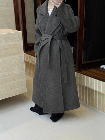 Γυναικείο παλτό από μαλλί με φουλάρι, μακρύ, άνετη γραμμή, χοντρό μαλλί, 70–80% μαλλί, γιακάς με φουλάρι, κλείσιμο με κορδόνι