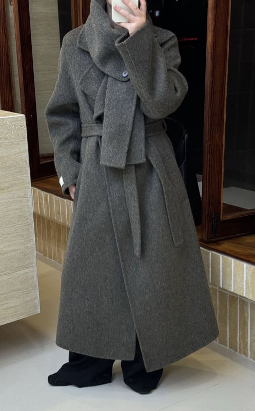 Γυναικείο παλτό από μαλλί με φουλάρι, μακρύ, άνετη γραμμή, χοντρό μαλλί, 70–80% μαλλί, γιακάς με φουλάρι, κλείσιμο με κορδόνι