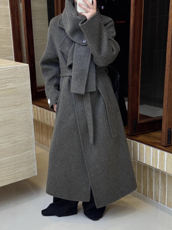 Γυναικείο παλτό από μαλλί με φουλάρι, μακρύ, άνετη γραμμή, χοντρό μαλλί, 70–80% μαλλί, γιακάς με φουλάρι, κλείσιμο με κορδόνι