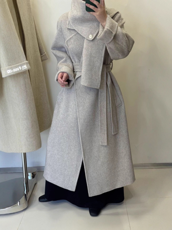 Γυναικείο παλτό από μαλλί με φουλάρι, μακρύ, άνετη γραμμή, χοντρό μαλλί, 70–80% μαλλί, γιακάς με φουλάρι, κλείσιμο με κορδόνι