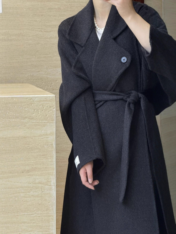 Γυναικείο παλτό από μαλλί με φουλάρι, μακρύ, άνετη γραμμή, χοντρό μαλλί, 70–80% μαλλί, γιακάς με φουλάρι, κλείσιμο με κορδόνι