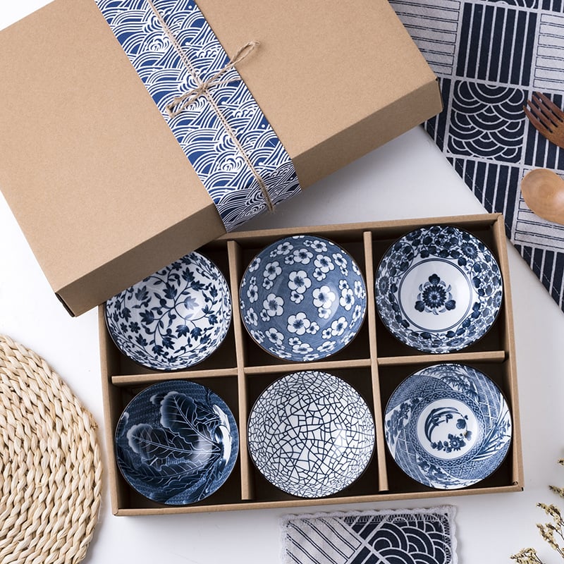 Japanski stil porcelanski set zdjela i štapići u darovnoj kutiji, okrugli oblik s cvjetnim uzorkom pod glazurom, mikrovalna sigurnost, otisak loga i prilagodba.