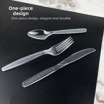 Vienkartinis plastmasinių stalo įrankių rinkinys vakarietiško stiliaus su ilga rankena: peilis, šakutė ir šaukštas; mikrobangų krosnelėms tinkamas.