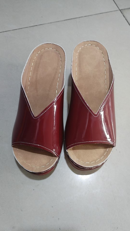 Sandalai su PU viršumi, apvali nosis, klininis kulnas 3–6 cm, gumos padas, pavasaris 2025 leidimas