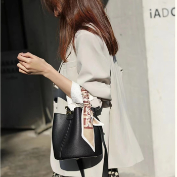 Női valódi bőrből készült bucket táska utcai stílusban, 2025 ősz, belső dokumentumtartó rekesz