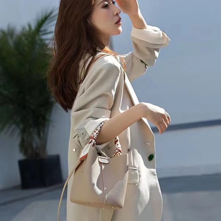 Női valódi bőrből készült bucket táska utcai stílusban, 2025 ősz, belső dokumentumtartó rekesz