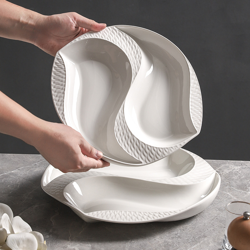 Farfurie de masă din porțelan, formă neregulată, suprafață cu subglazură, compatibilă cu microunde, posibilitate personalizare cu logo