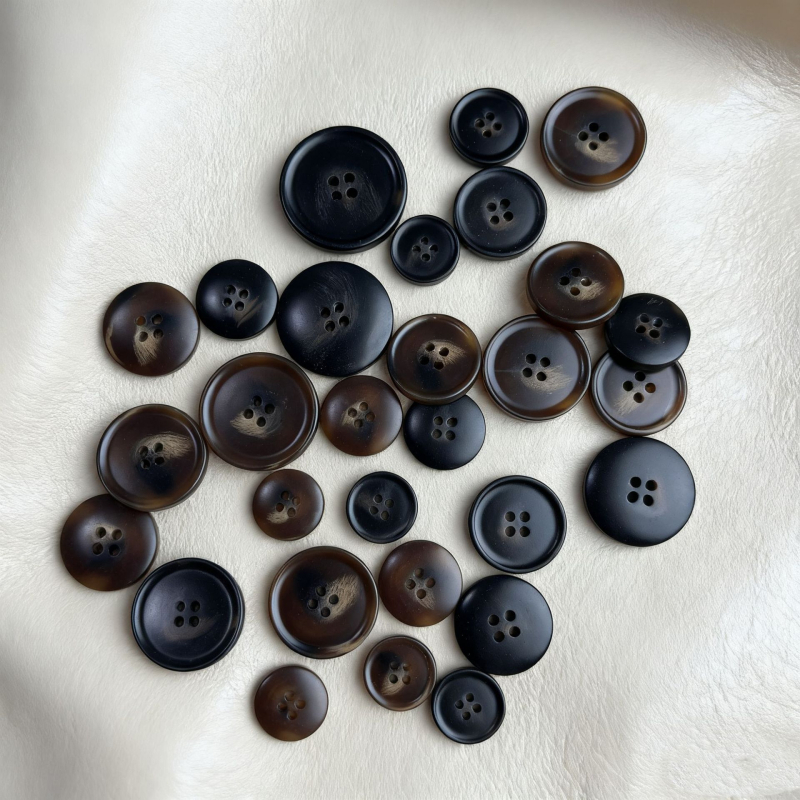 Κομβάκια ρητίνης με τέσσερις οπές, αντίγραφο κέρατος, κατάλληλα για κοστούμι, παλτό και σακάκι