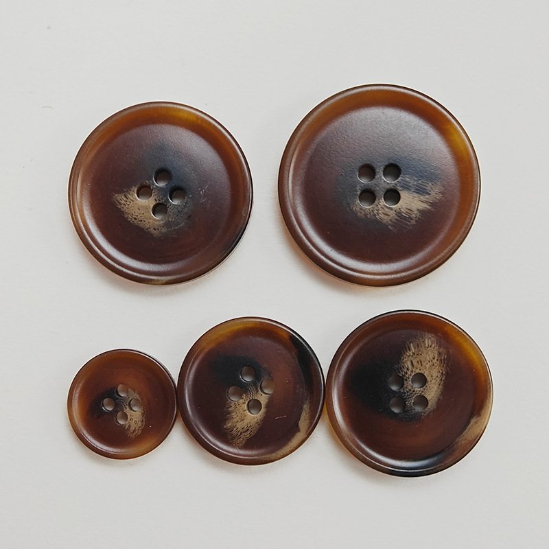 Κομβάκια ρητίνης με τέσσερις οπές, αντίγραφο κέρατος, κατάλληλα για κοστούμι, παλτό και σακάκι