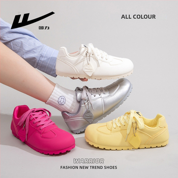 Női edzőcipő kerek orrú, felső része szintetikus bőr, alacsony sarok 1-3 cm, fűzővel záródó, PVC talp