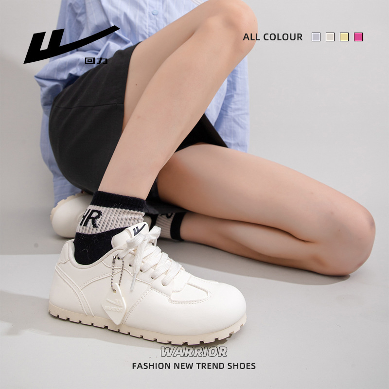 Női edzőcipő kerek orrú, felső része szintetikus bőr, alacsony sarok 1-3 cm, fűzővel záródó, PVC talp