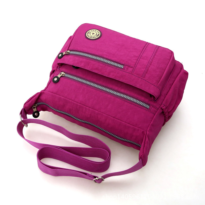Nylon crossbody torba za žene – nylon podstava, zatvarač, vodoravni kvadratni oblik, unutarnji džep sa zipom (jesen 2023)
