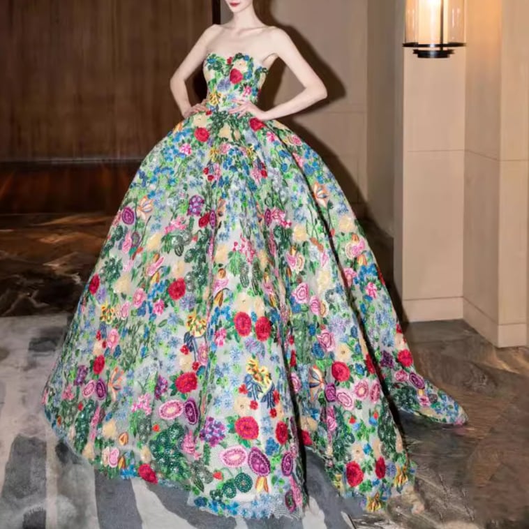 Esküvői ruha magas derekú, váll nélküli, hosszú puffos szoknyával