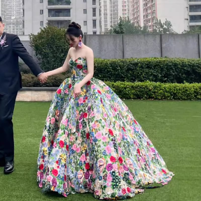 Esküvői ruha magas derekú, váll nélküli, hosszú puffos szoknyával