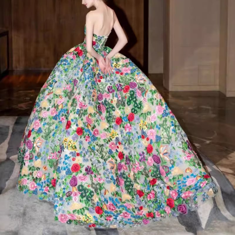 Esküvői ruha magas derekú, váll nélküli, hosszú puffos szoknyával