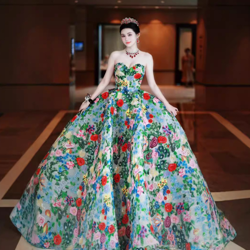 Esküvői ruha magas derekú, váll nélküli, hosszú puffos szoknyával