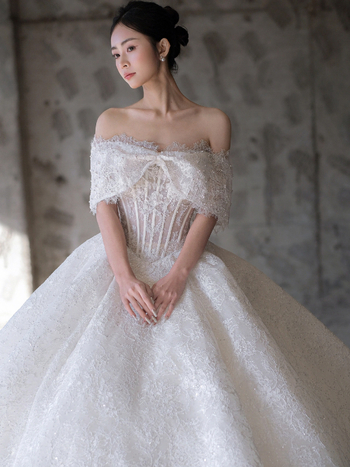 Francia stílusú menyasszonyi ruha organzából, váll nélküli dekoltázs, magas derék és dús, hosszú szoknya. Organza anyag; poliészter 30–50%.