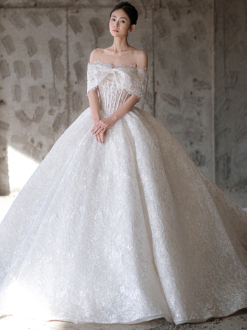 Francia stílusú menyasszonyi ruha organzából, váll nélküli dekoltázs, magas derék és dús, hosszú szoknya. Organza anyag; poliészter 30–50%.