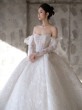 Francia stílusú menyasszonyi ruha organzából, váll nélküli dekoltázs, magas derék és dús, hosszú szoknya. Organza anyag; poliészter 30–50%.