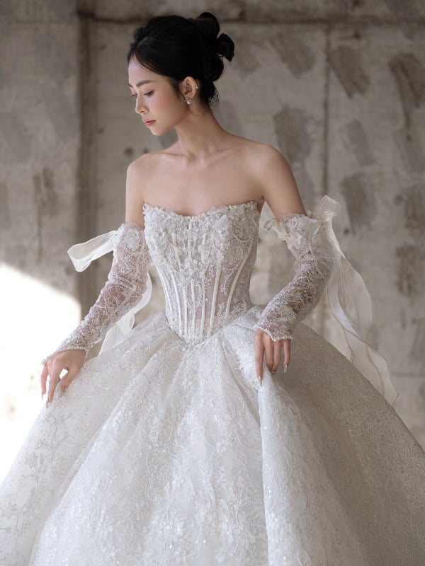 Francia stílusú menyasszonyi ruha organzából, váll nélküli dekoltázs, magas derék és dús, hosszú szoknya. Organza anyag; poliészter 30–50%.
