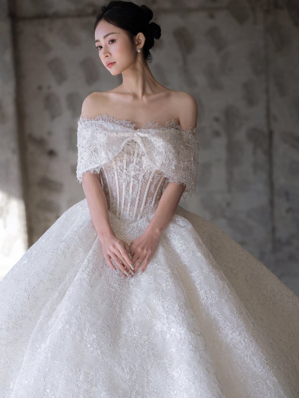 Francia stílusú menyasszonyi ruha organzából, váll nélküli dekoltázs, magas derék és dús, hosszú szoknya. Organza anyag; poliészter 30–50%.