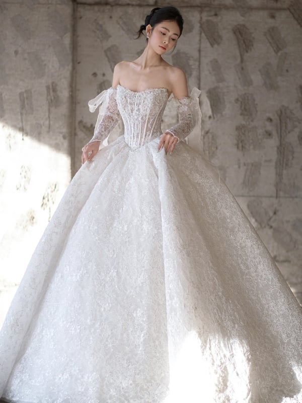 Francia stílusú menyasszonyi ruha organzából, váll nélküli dekoltázs, magas derék és dús, hosszú szoknya. Organza anyag; poliészter 30–50%.