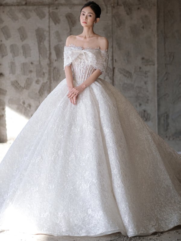 Francia stílusú menyasszonyi ruha organzából, váll nélküli dekoltázs, magas derék és dús, hosszú szoknya. Organza anyag; poliészter 30–50%.