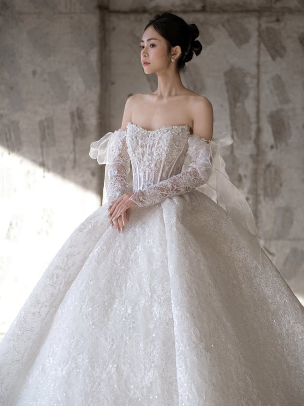 Francia stílusú menyasszonyi ruha organzából, váll nélküli dekoltázs, magas derék és dús, hosszú szoknya. Organza anyag; poliészter 30–50%.