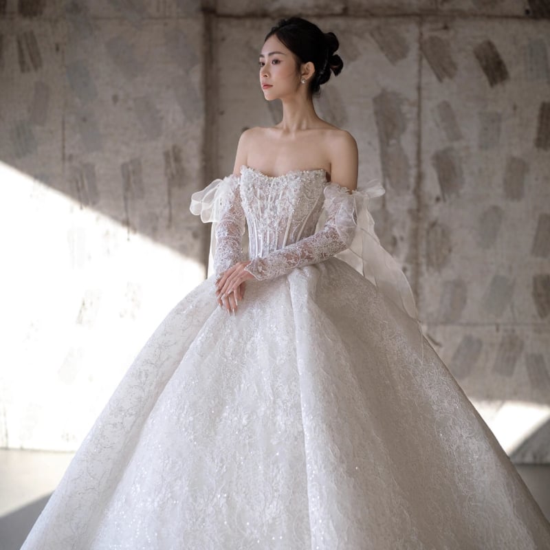 Francia stílusú menyasszonyi ruha organzából, váll nélküli dekoltázs, magas derék és dús, hosszú szoknya. Organza anyag; poliészter 30–50%.