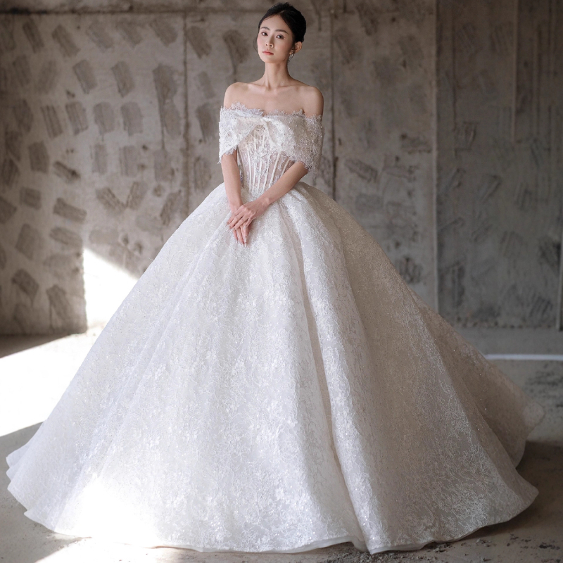 Francia stílusú menyasszonyi ruha organzából, váll nélküli dekoltázs, magas derék és dús, hosszú szoknya. Organza anyag; poliészter 30–50%.