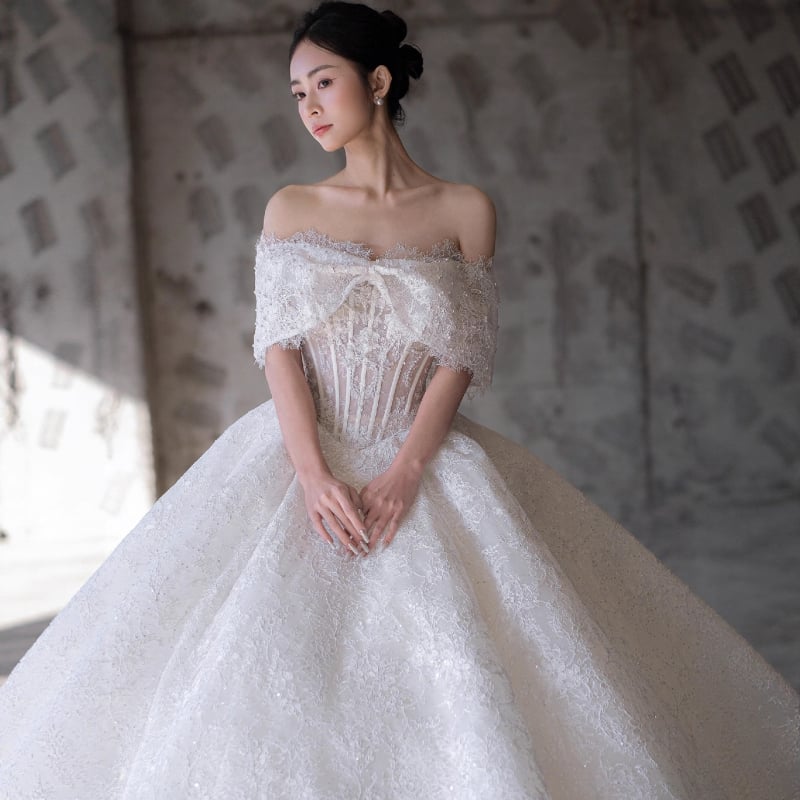 Francia stílusú menyasszonyi ruha organzából, váll nélküli dekoltázs, magas derék és dús, hosszú szoknya. Organza anyag; poliészter 30–50%.