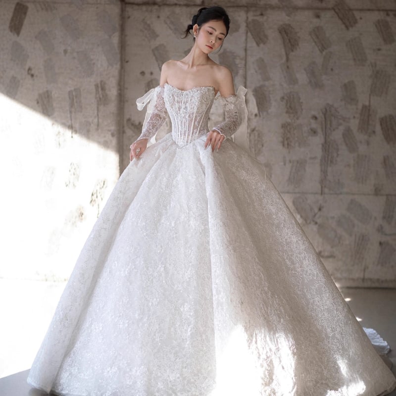 Francia stílusú menyasszonyi ruha organzából, váll nélküli dekoltázs, magas derék és dús, hosszú szoknya. Organza anyag; poliészter 30–50%.