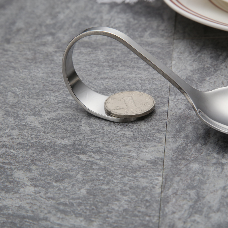 Лъжичка от 410 неръждаема стомана с извита дръжка, овална форма на чашата, модерен стил, възможност за персонализирана обработка