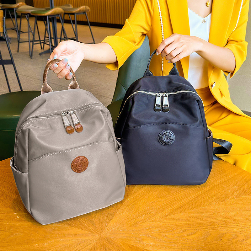 Rucsac cu design neutru, material Oxford, închidere cu fermoar, buzunare interne: buzunar cu fermoar, buzunar pentru telefon, buzunar pentru ID, Primăvara 2025.