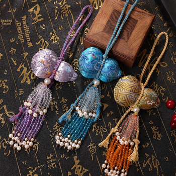 Pakabukas dovanelės formos su krištolo kutais, siuvinėtas Song brokatas, Hanfu aksesuaras (Prekės ženklas: Jutong; Medžiaga: Brocade; Stilius: Etninis; Amatas: pusiau rankinis ir pusiau mechaninis; Dovanų idėjos: Gimtadienis, Persikraustymas)