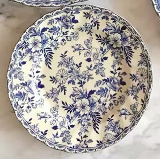 Keramický kruhový tanier s retro štýlom, dekálmi a kvetinovým vzorom