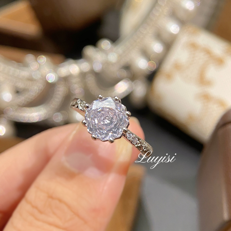 Prsteň • Meď • Drahokam • Diamant vložený • Geometrický, staroveký štýl