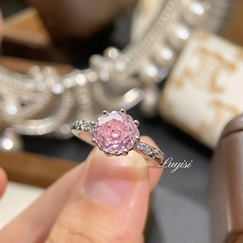 Prsteň • Meď • Drahokam • Diamant vložený • Geometrický, staroveký štýl