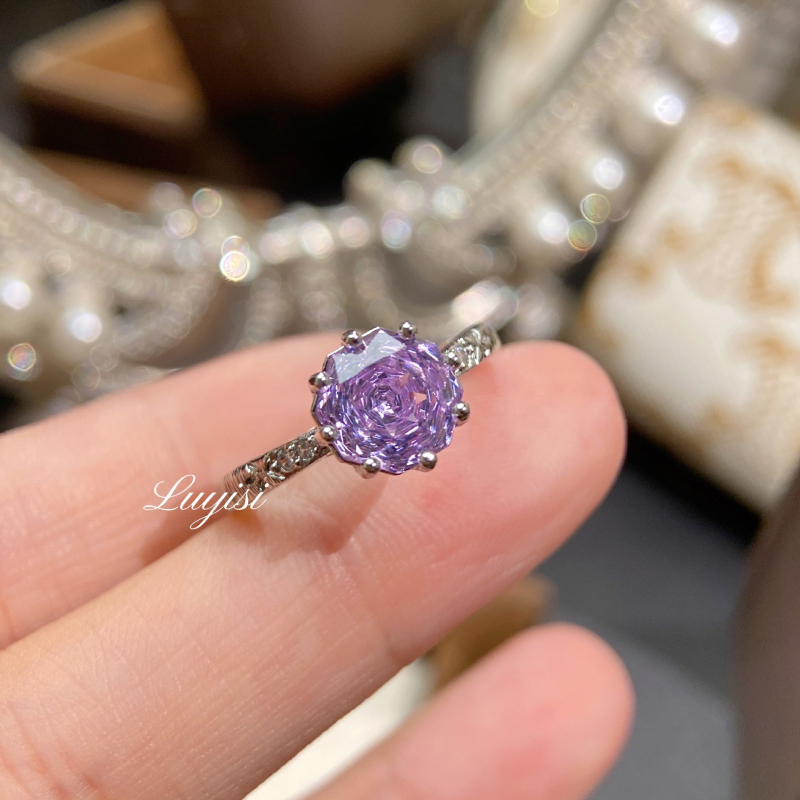 Prsteň • Meď • Drahokam • Diamant vložený • Geometrický, staroveký štýl