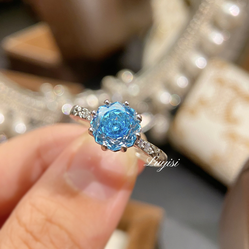 Prsteň • Meď • Drahokam • Diamant vložený • Geometrický, staroveký štýl