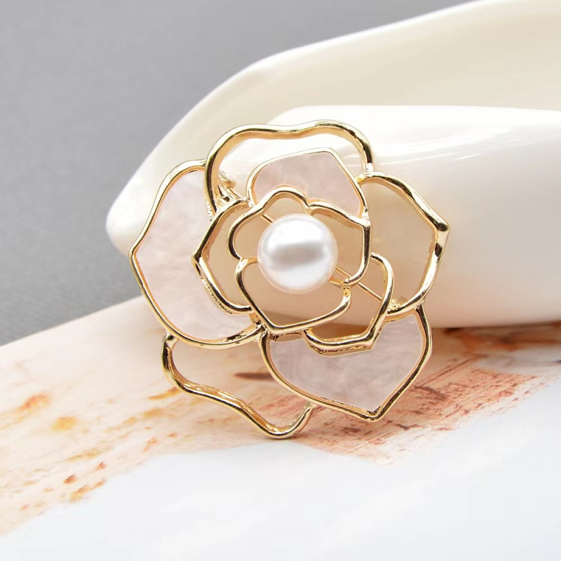 Брошка за кардиган във формата на цвете, сплавна основа, пресноводна перла, корейски стил, електроплакиране, Есен 2022