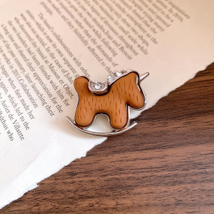 Брошка с форма на кон от кадифе със диамантено инкрустиране, аксесоар за офис стил за жена