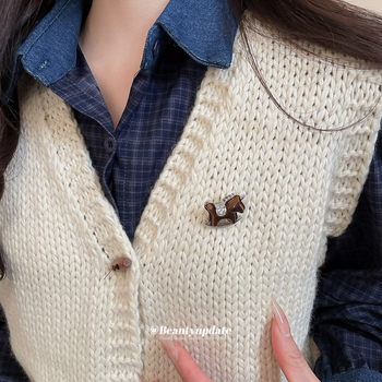 Брошка с форма на кон от кадифе със диамантено инкрустиране, аксесоар за офис стил за жена