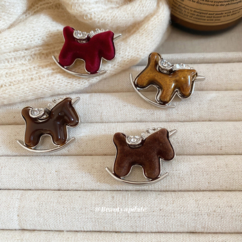 Брошка с форма на кон от кадифе със диамантено инкрустиране, аксесоар за офис стил за жена