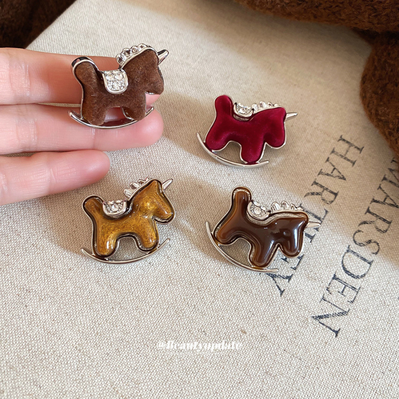 Брошка с форма на кон от кадифе със диамантено инкрустиране, аксесоар за офис стил за жена