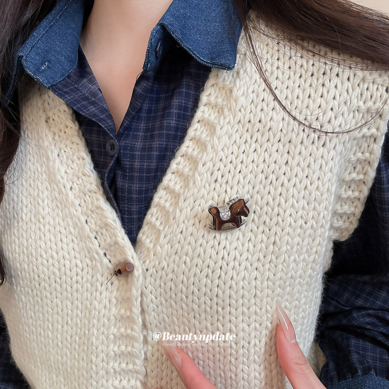 Брошка с форма на кон от кадифе със диамантено инкрустиране, аксесоар за офис стил за жена